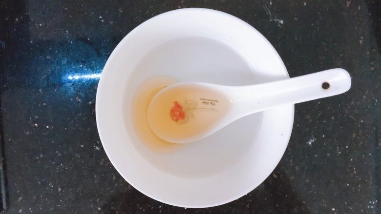 蒲烧鳗鱼盖饭,准备半碗清水,加入一茶匙<a style='color:red;display:inline-block;' href='/shicai/ 865'>蜂蜜</a>