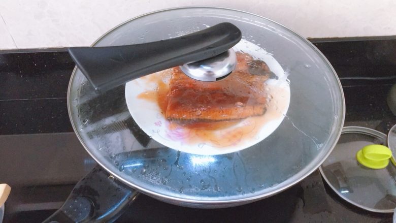 蒲烧鳗鱼盖饭,锅中烧开水放入蒸5分钟(也可以用微波炉加热)
