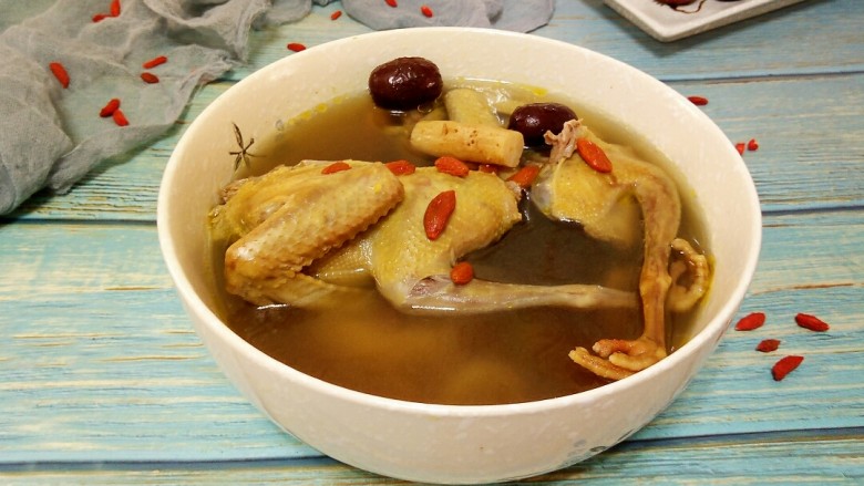 滋补鸽子汤,盛出来,味道非常香
