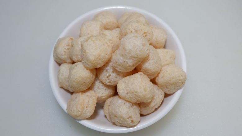 糖醋枸杞素肉丁,素肉用温水浸泡15分钟,泡发开。然后反复冲洗2遍沥干水备用