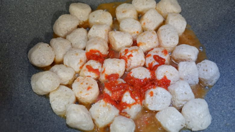 糖醋枸杞素肉丁,煸炒至表面微焦干燥,倒入调好的酱汁