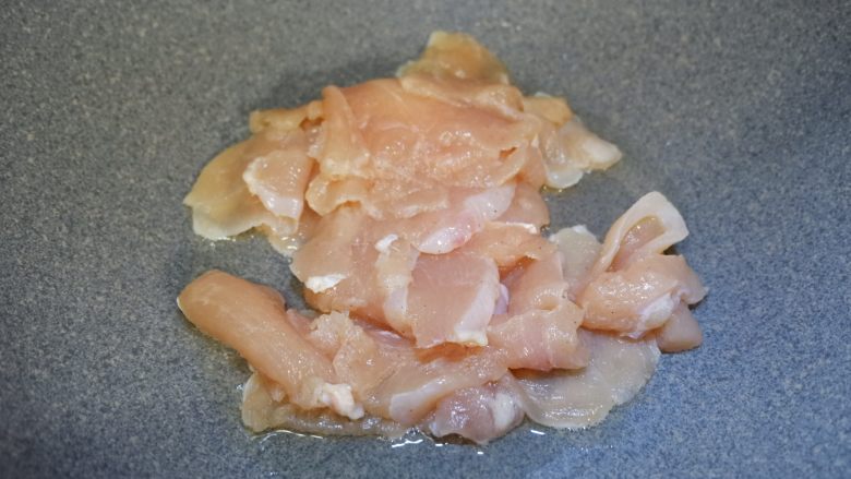 韩式萝卜鸡,起锅热油,加入腌制好的鸡胸肉