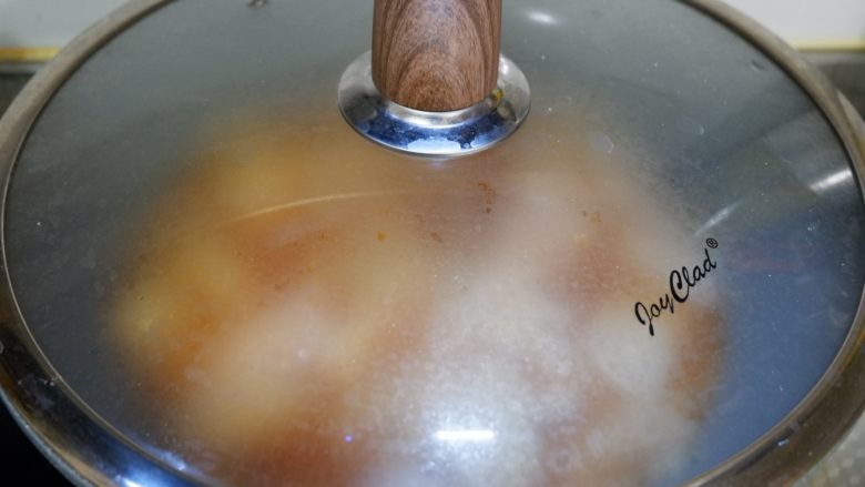 韩式萝卜鸡,加盖,转小火将所有食材煮熟。