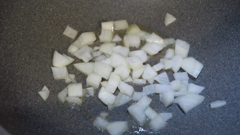 黑椒杏鲍菇,热锅冷油,放入洋葱