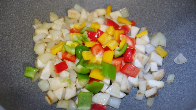 黑椒杏鲍菇,然后下入彩椒粒,翻炒至所有食材断生