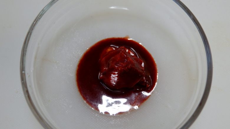 红乳菜花,取一个小碗,将红腐乳放入,加入1勺<a style='color:red;display:inline-block;' href='/shicai/ 781'>腐乳汁</a>
