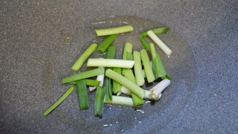 红乳菜花,热锅冷油，下蒜苗炒香。