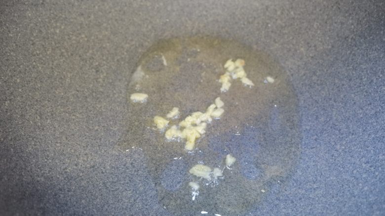 孜然鱿鱼圈,热锅冷油,炒香姜末。