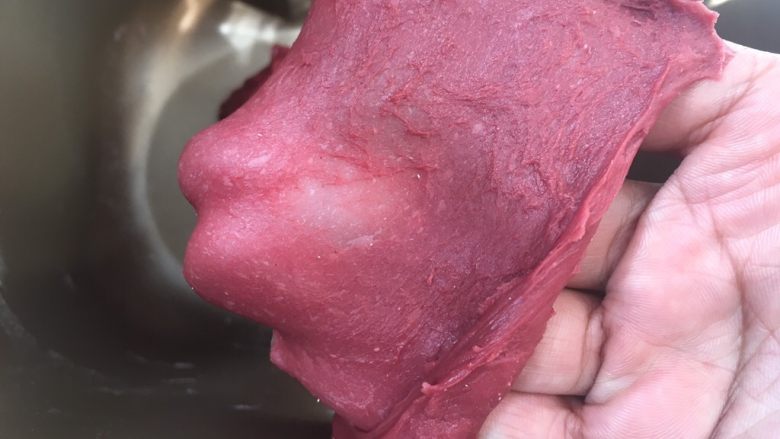 双色玫瑰花面包,面团揉至扩展状态,切下一小块可以撑出厚一点的膜即可