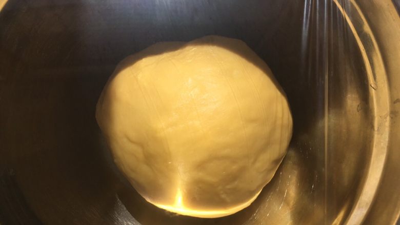 双色玫瑰花面包,将黄色面团放入容器内,盖保鲜膜室温发酵,我家里的室温有28度,发酵了45分钟