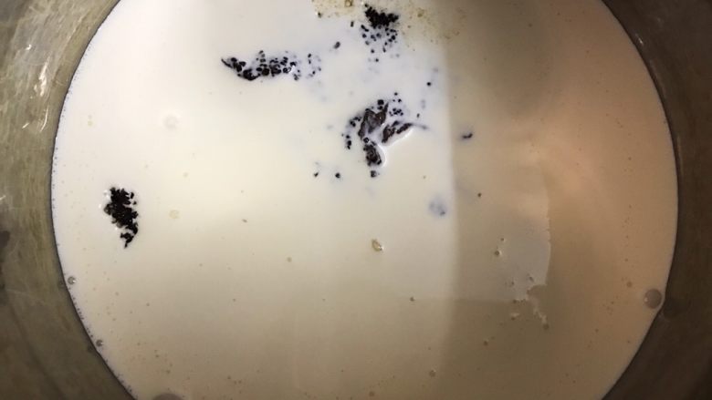 脏脏爆浆蛋糕,凉透的甘那许取40克,再加入170克淡奶油,17克白糖一起打发