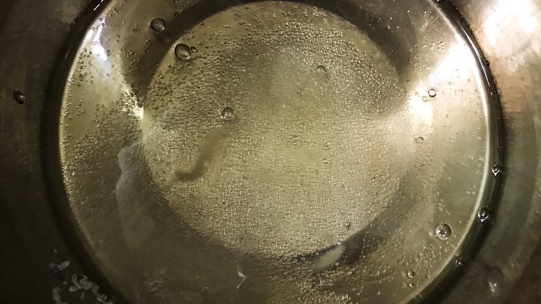 脏脏爆浆蛋糕,蛋清放在无油无水的盆里,加入25克白糖中高速打发