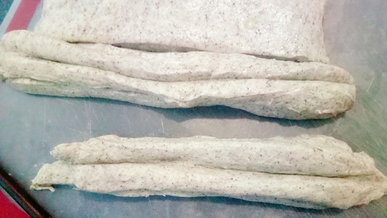 黑米面油条,两条叠在一起,用筷子在中间压一下(筷子上要抹油)