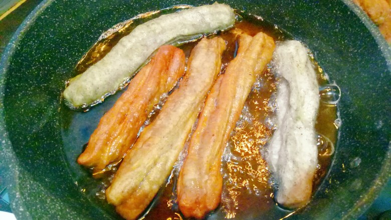 黑米面油条,放油锅中炸至两面金黄(中大火)中间筷子不停地翻面,以免上色过度。
