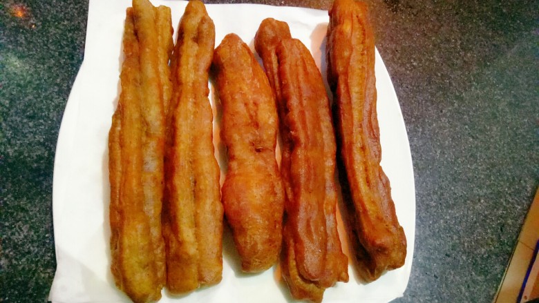 黑米面油条,炸好的黑米面油条(油条的大小自己掌握,我第一锅炸的适中)