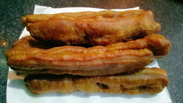 黑米面油条,这是第二锅(比较大😂)趁热吃吧!好香😁