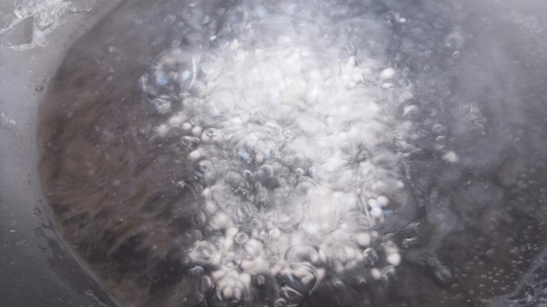香芋西米奶茶,把水烧开,再放西米,绝对不能冷水就放进去