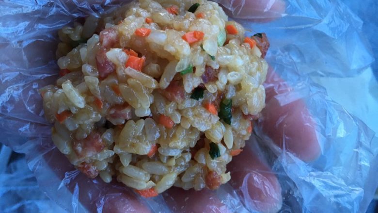 油煎糯米糍粑,稍微冷却后,抓一把饭团,捏圆