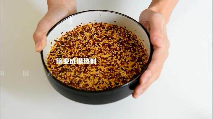 自己动手做辣椒油,好吃又卫生,碗变成温热的时候,再倒入一勺辣椒粉搅拌均匀。