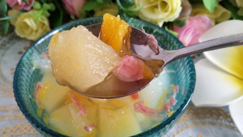 玫瑰花茶水果羹,舀一勺入口,那个味,太棒了