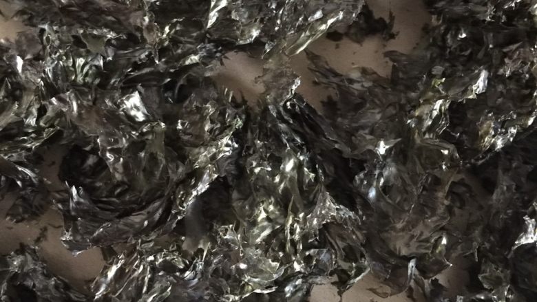 虾皮紫菜粉(天然味素),撕成小片平铺在烤盘中