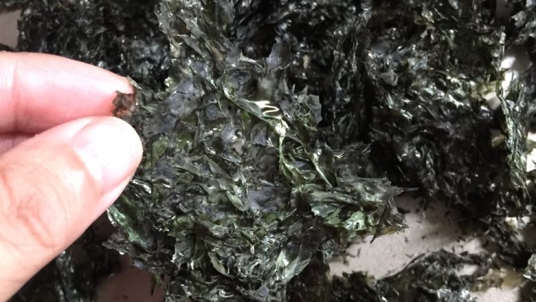 虾皮紫菜粉(天然味素),烤好后的紫菜明显变绿哦