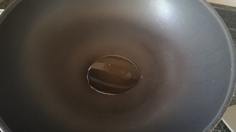 #下酒菜#绿油油的腊肉炒豌豆荚,锅里下少量油,因为等下腊肉里面还有油