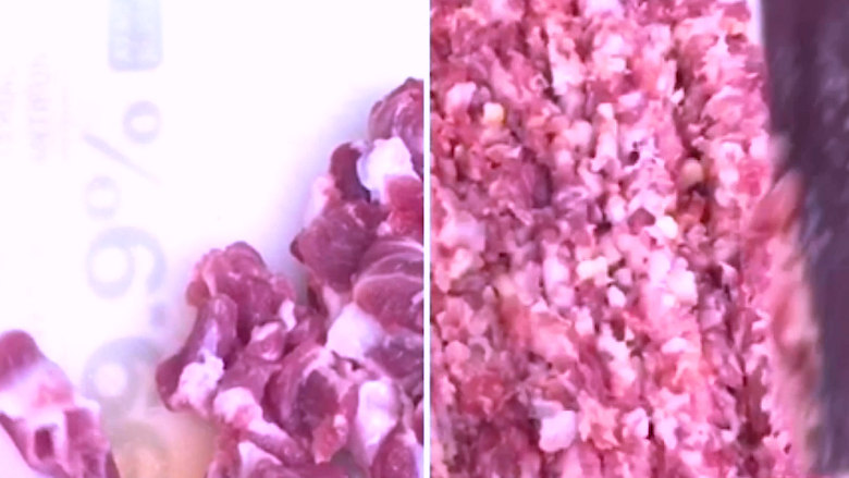 红油抄手,肥瘦相间的猪前腿肉剁成肉糜,用手工剁出的<a style='color:red;display:inline-block;' href='/shicai/ 442'>肉末</a>口感更好哟
