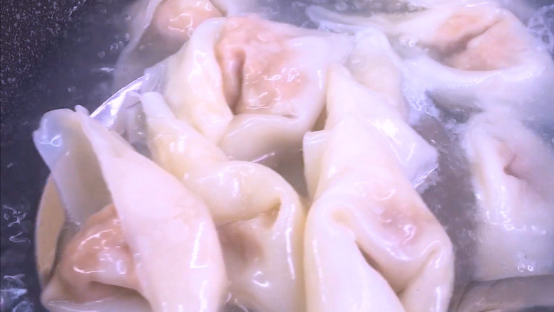 红油抄手,抄手放入开水锅中煮熟,抄手浮在水面上时就代表煮熟啦