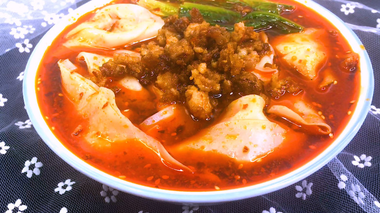 红油抄手,最后加一点炒熟后的肉末,我就用泡豇豆炒肉末代替啦,酸酸辣辣的很好吃
