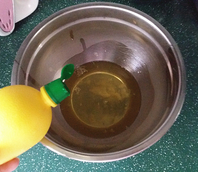 会做瑜伽的古法蛋糕(植物油版),接着来处理蛋清:在盆中加1小撮食盐和少许<a style='color:red;display:inline-block;' href='/shicai/ 919'>柠檬汁</a>