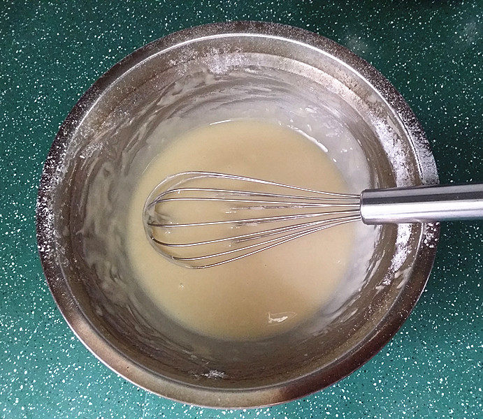 会做瑜伽的古法蛋糕(植物油版),迅速筛入蛋糕粉、用手动蛋抽来回划Z字翻拌均匀