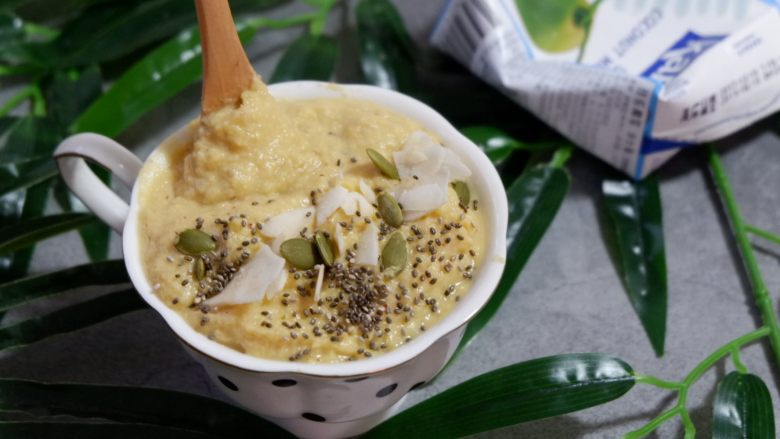红薯菜花代餐饮,取出装入容器,表面撒上坚果碎,奇亚籽等....即可~