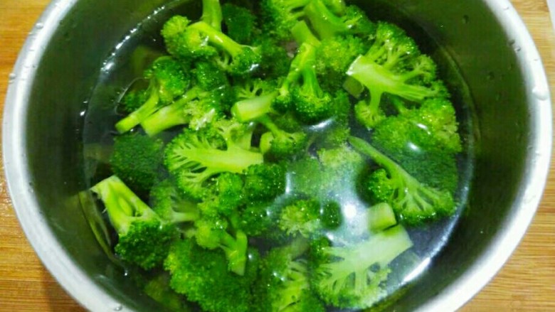 蒜香西兰花,西兰花焯水半分钟,舀出放入冷水中。