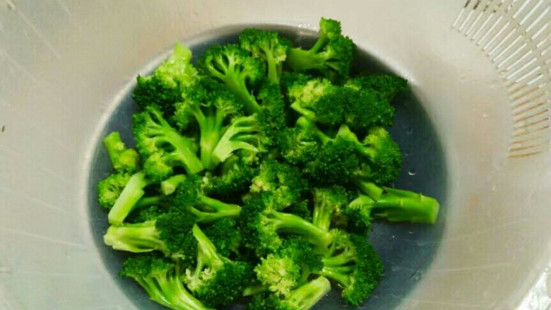 蒜香西兰花,半分钟的样子,沥干水分。