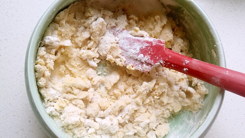 双色条纹花生饼干,用括刀搅拌均匀,使面粉和黄油充分混合。