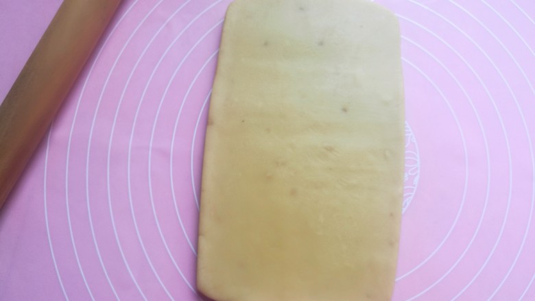 双色条纹花生饼干,用擀面杖轻轻擀开,使它变得大一点。