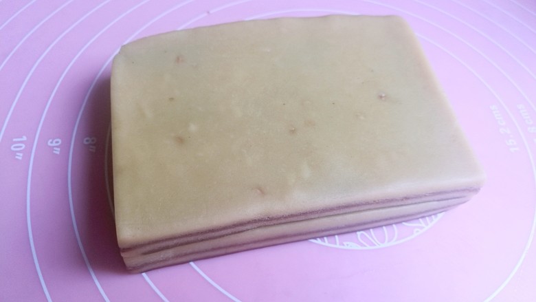 双色条纹花生饼干,并再一次叠起来,层次很丰富,将面团放入冰箱,冷冻二十分钟,使它变硬。
