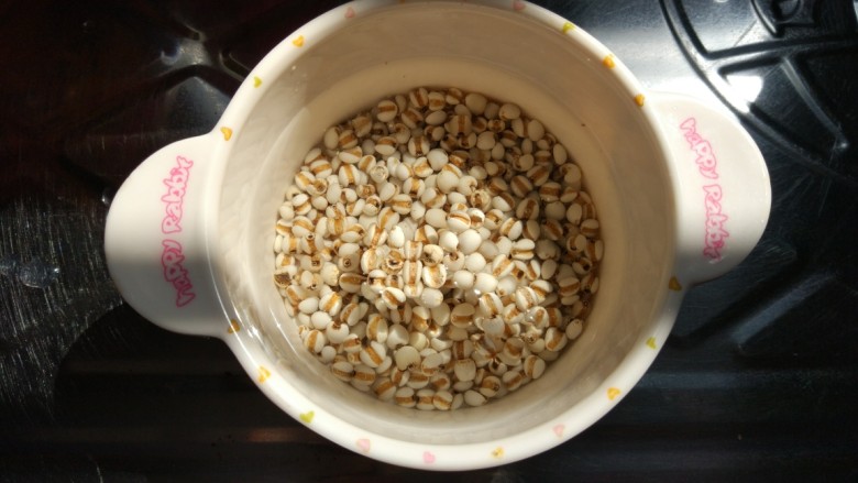 薏苡仁苦瓜排骨汤,薏苡仁泡水