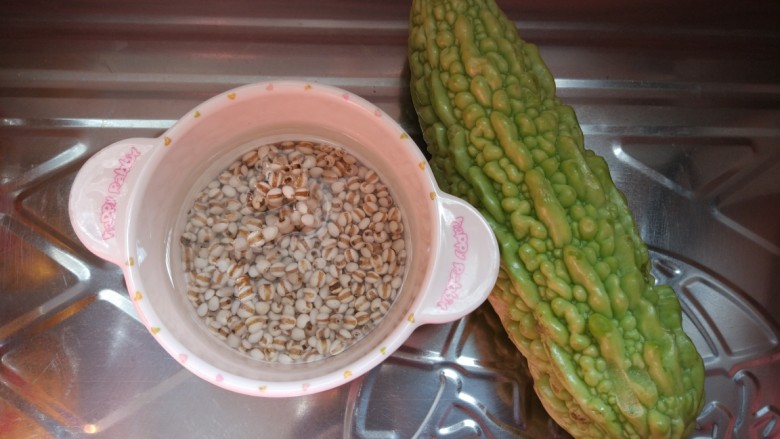 薏苡仁苦瓜排骨汤,薏苡仁，<a style='color:red;display:inline-block;' href='/shicai/ 55'>苦瓜</a>