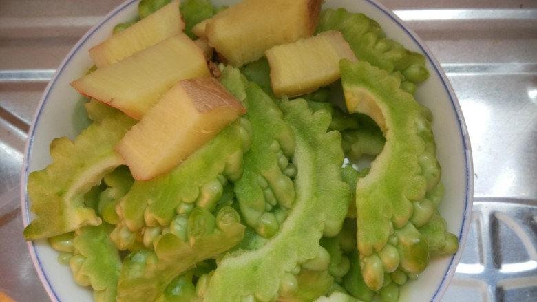 薏苡仁苦瓜排骨汤,苦瓜去籽还有切好的<a style='color:red;display:inline-block;' href='/shicai/ 37'>姜</a>备用