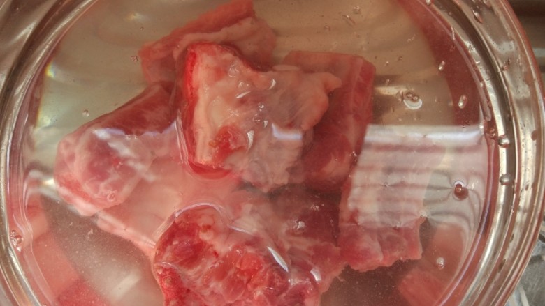 薏苡仁苦瓜排骨汤,最好<a style='color:red;display:inline-block;' href='/shicai/ 434'>排骨</a>焯水一下，我是用热水泡一下，所以煮的时候还是有点……