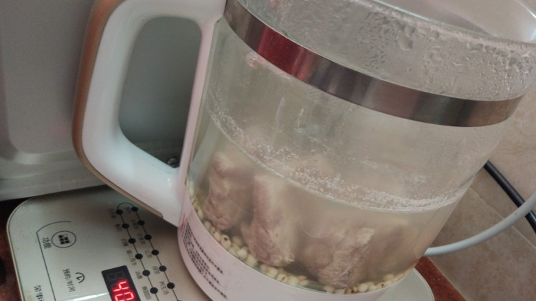 薏苡仁苦瓜排骨汤,放入排骨