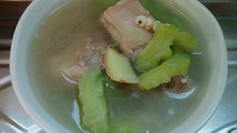 薏苡仁苦瓜排骨汤,没有拍放入苦瓜的图片，排骨跟薏苡仁煮一下再放入苦瓜跟姜，还有盐，我是额外加入<a style='color:red;display:inline-block;' href='/shicai/ 720'>胡椒粉</a>，至少感觉没那么苦。