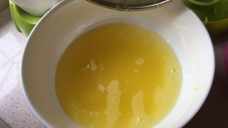 爱意满满的《樱花凤梨酥》,倒出来过滤,凤梨汁你可以倒出来喝不浪费,渣渣留着备用