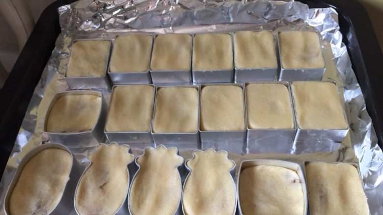 爱意满满的《樱花凤梨酥》,将酥饼放入模具稍按平即可,馅料可做20个,我只做了18个
