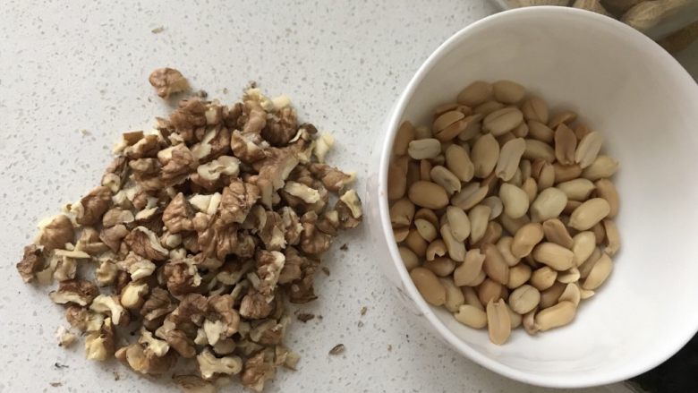 花生🥜&核桃酥,把核桃和花生都掰碎,或者用擀面杖擀碎,反正整成小块就对了。