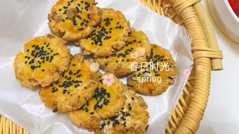 花生🥜&核桃酥,真的很香酥呢，我更喜欢吃花生碎的，甜咸香酥，核桃的会有那么一点点的苦味，但也很好吃，我觉得要是放杏仁也会很好吃。