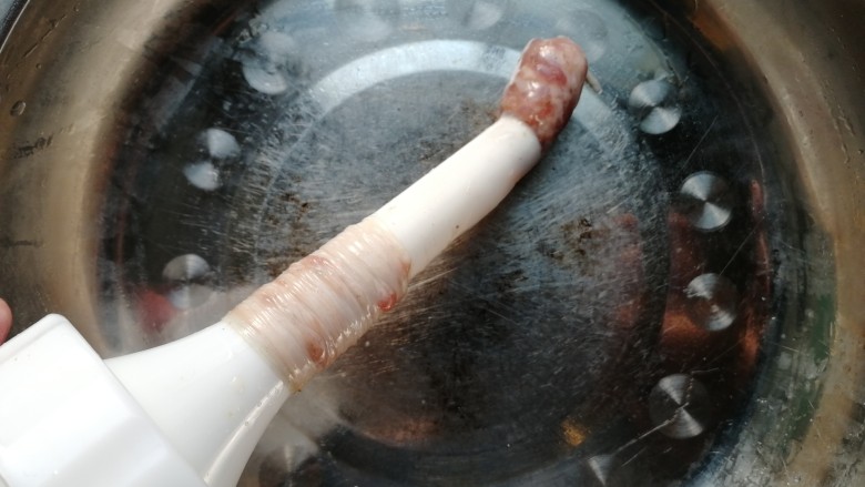 脆皮肠~早餐肠,套上肠衣,先挤点肉在前面,套肠衣时才好套