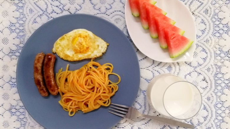 脆皮肠～早餐肠,再煎个鸡蛋，煮点意面，来杯牛奶～元气满满的早点😁